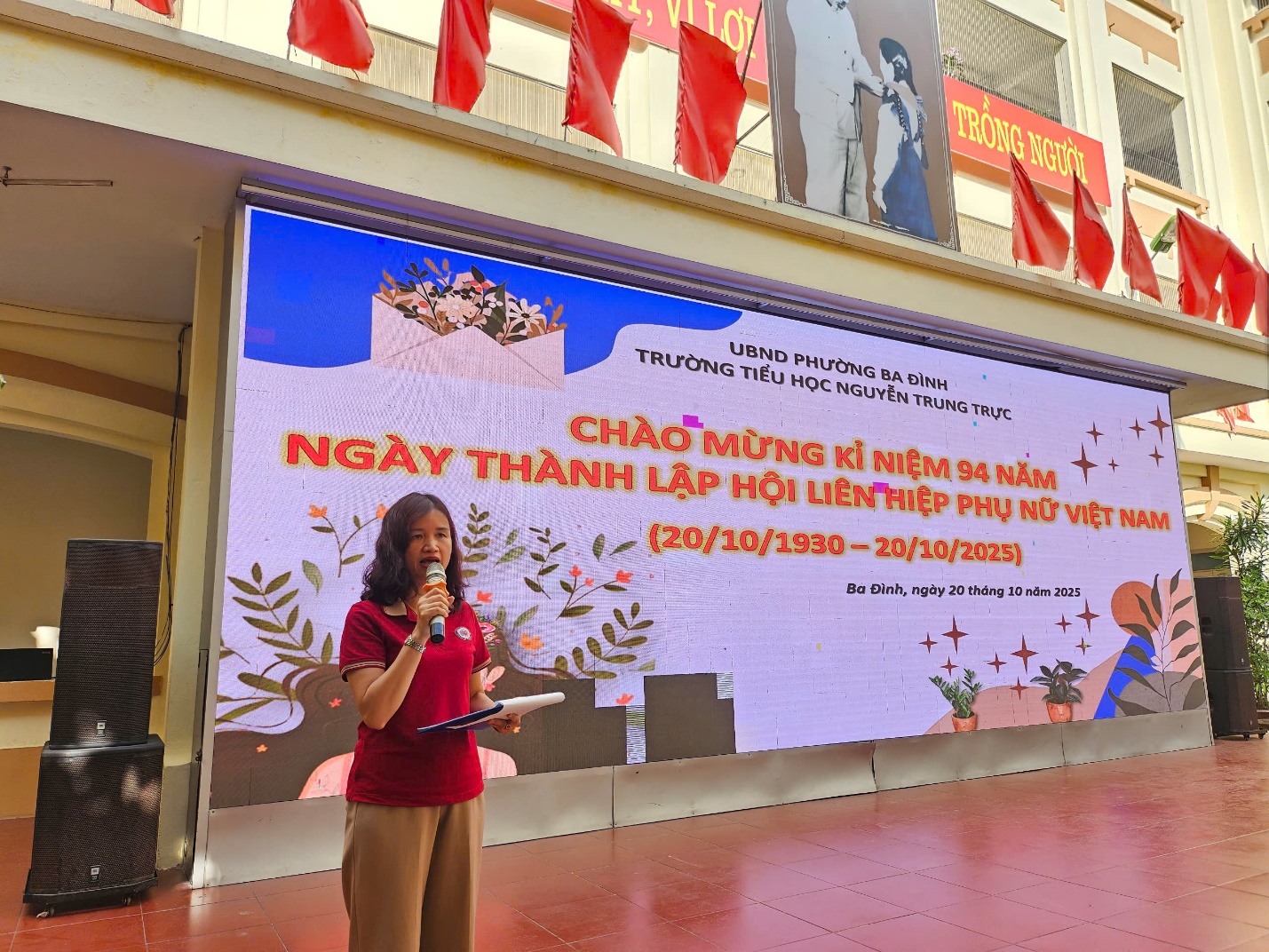 A person standing in front of a large screen
AI-generated content may be incorrect.