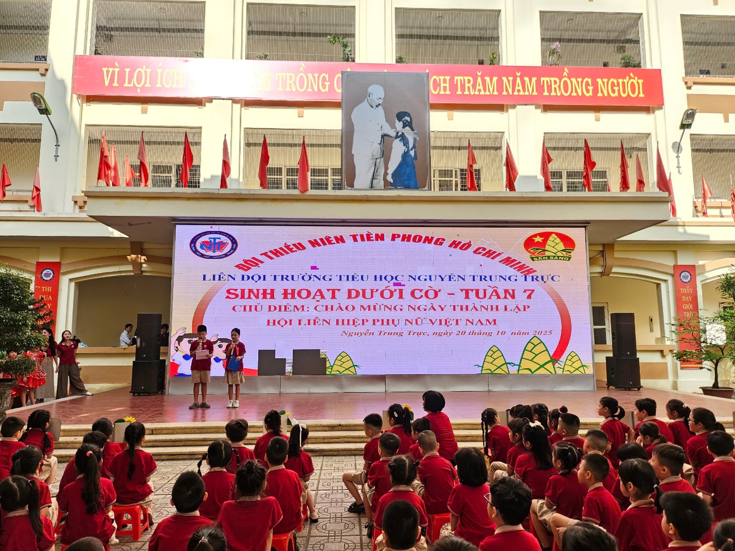 A group of people sitting on the floor in front of a stage
AI-generated content may be incorrect.