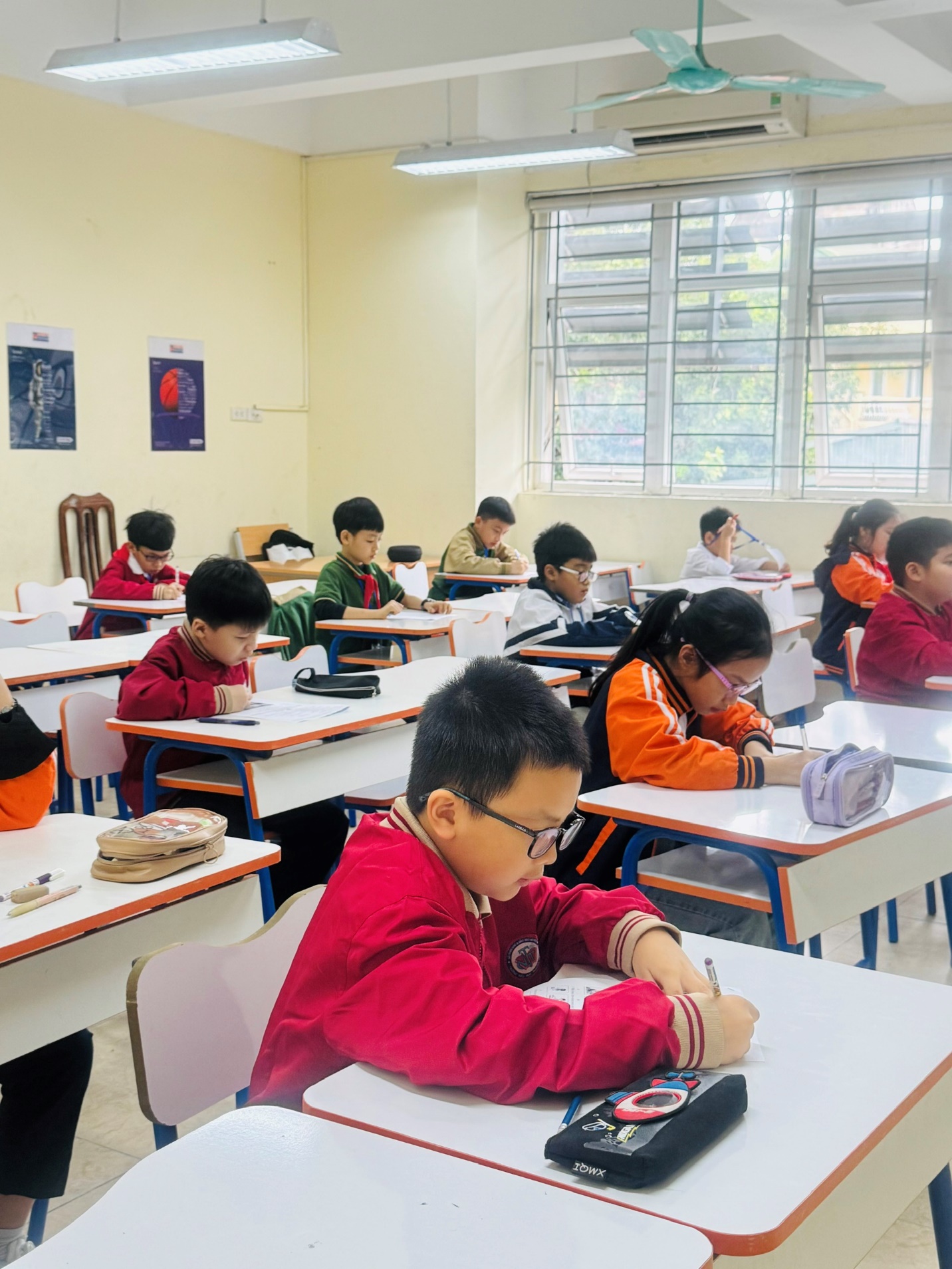 A group of children sitting at desks in a classroom
AI-generated content may be incorrect.