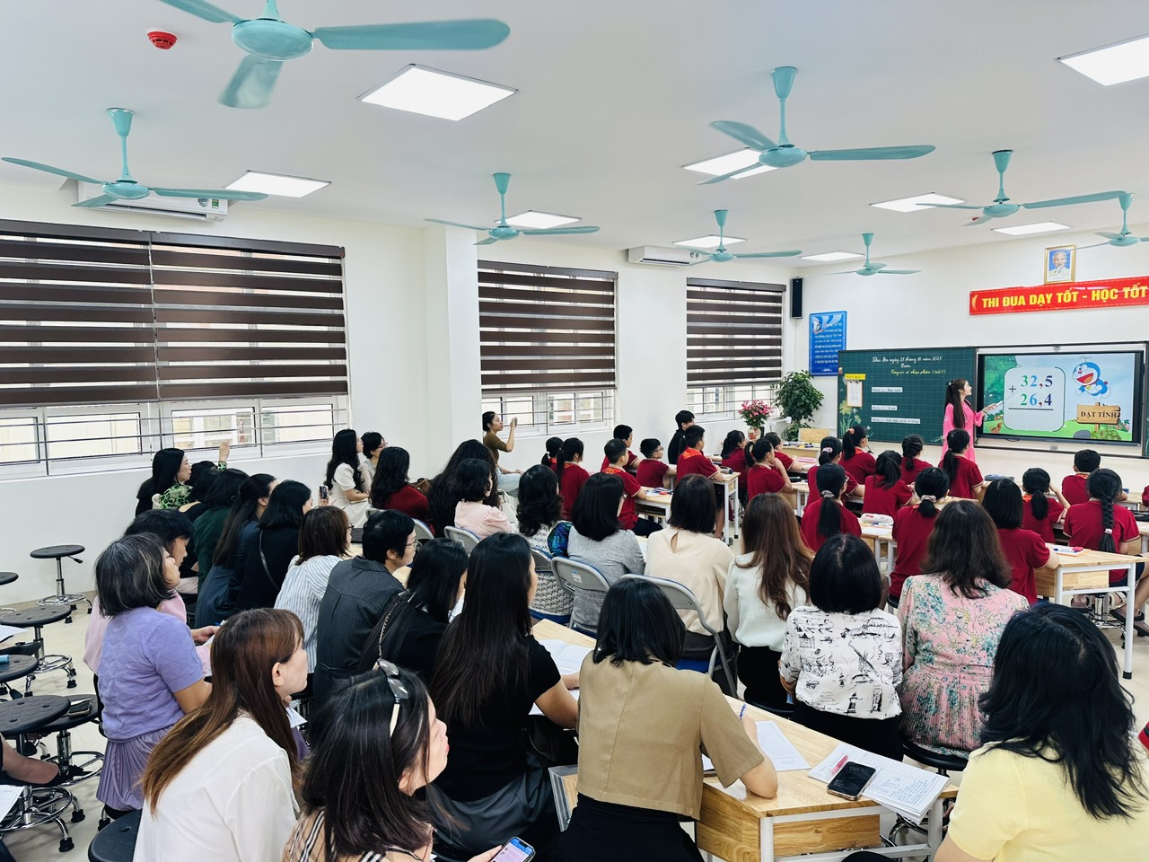 A group of people in a classroom

AI-generated content may be incorrect.