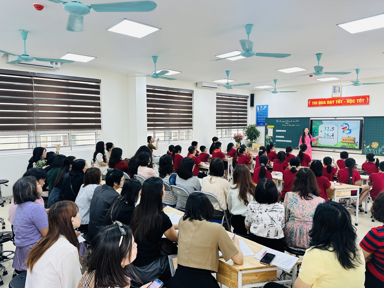 A group of people in a classroom

AI-generated content may be incorrect.