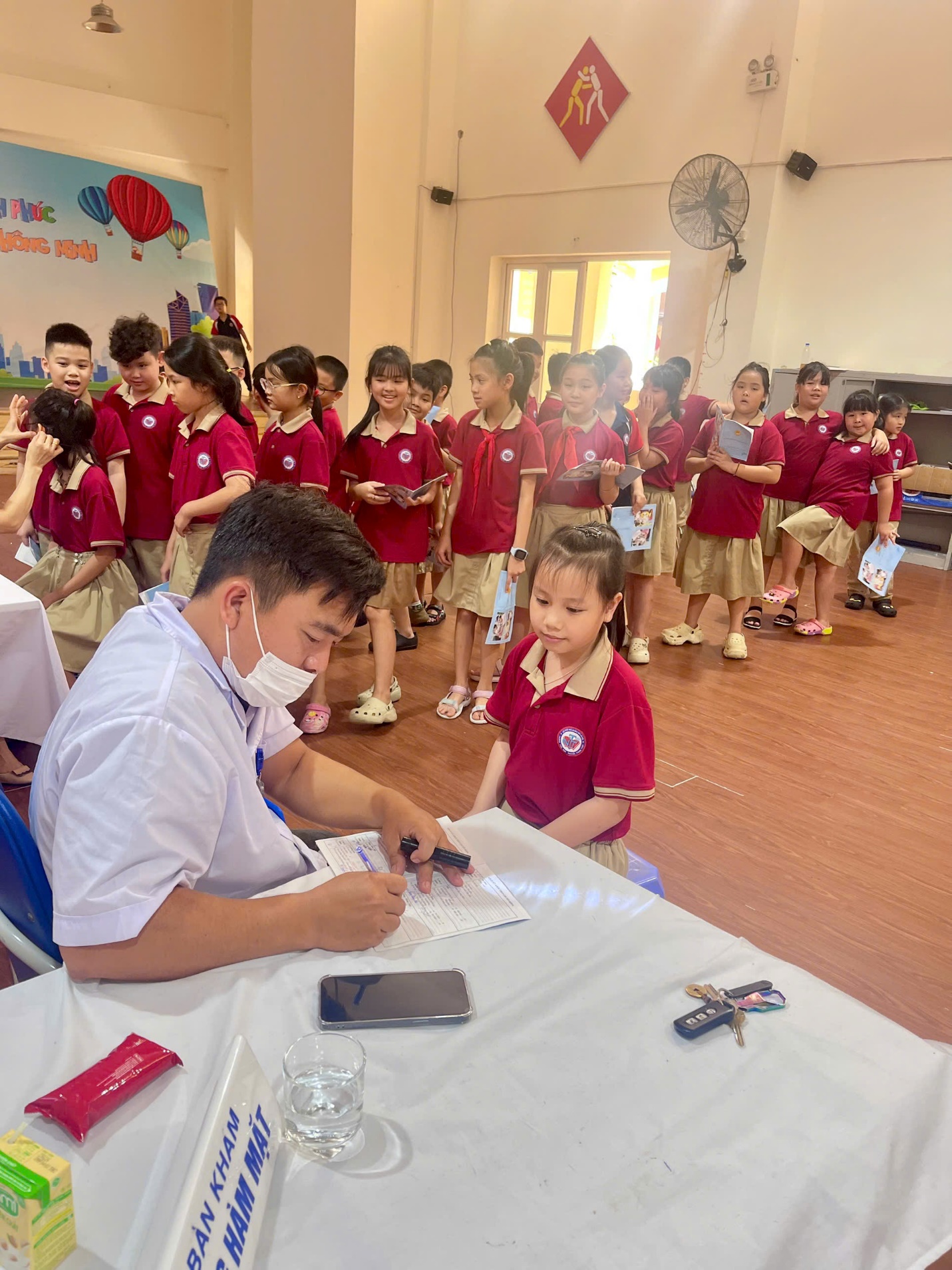 A group of kids in a room

AI-generated content may be incorrect.