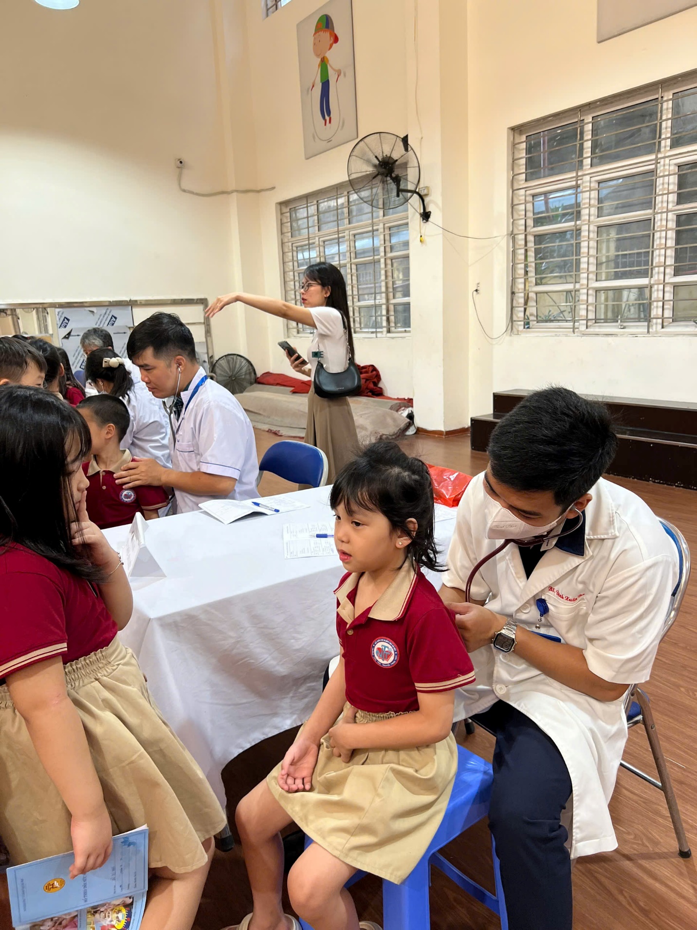 A doctor examining a child

AI-generated content may be incorrect.