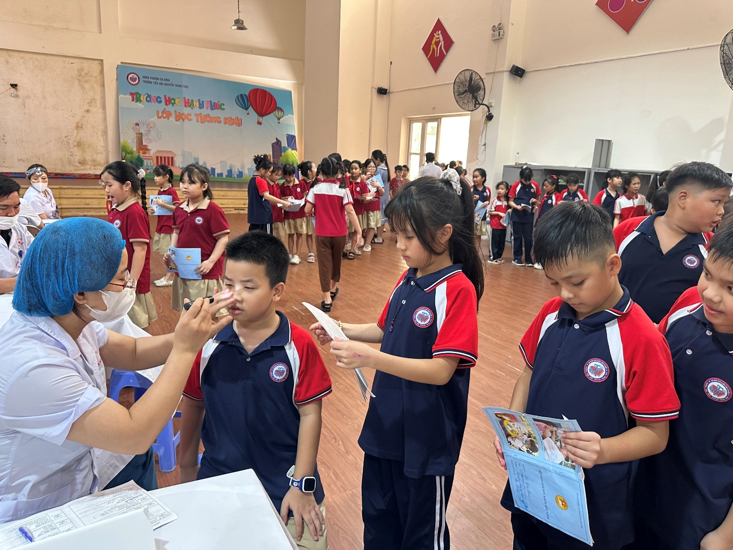 A group of children in a room

AI-generated content may be incorrect.