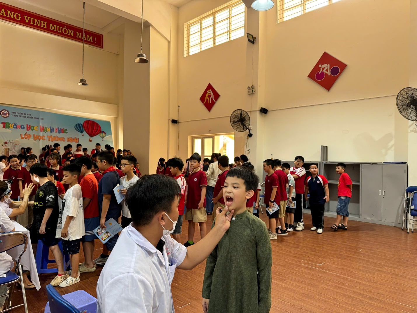 A group of people in a room

AI-generated content may be incorrect.