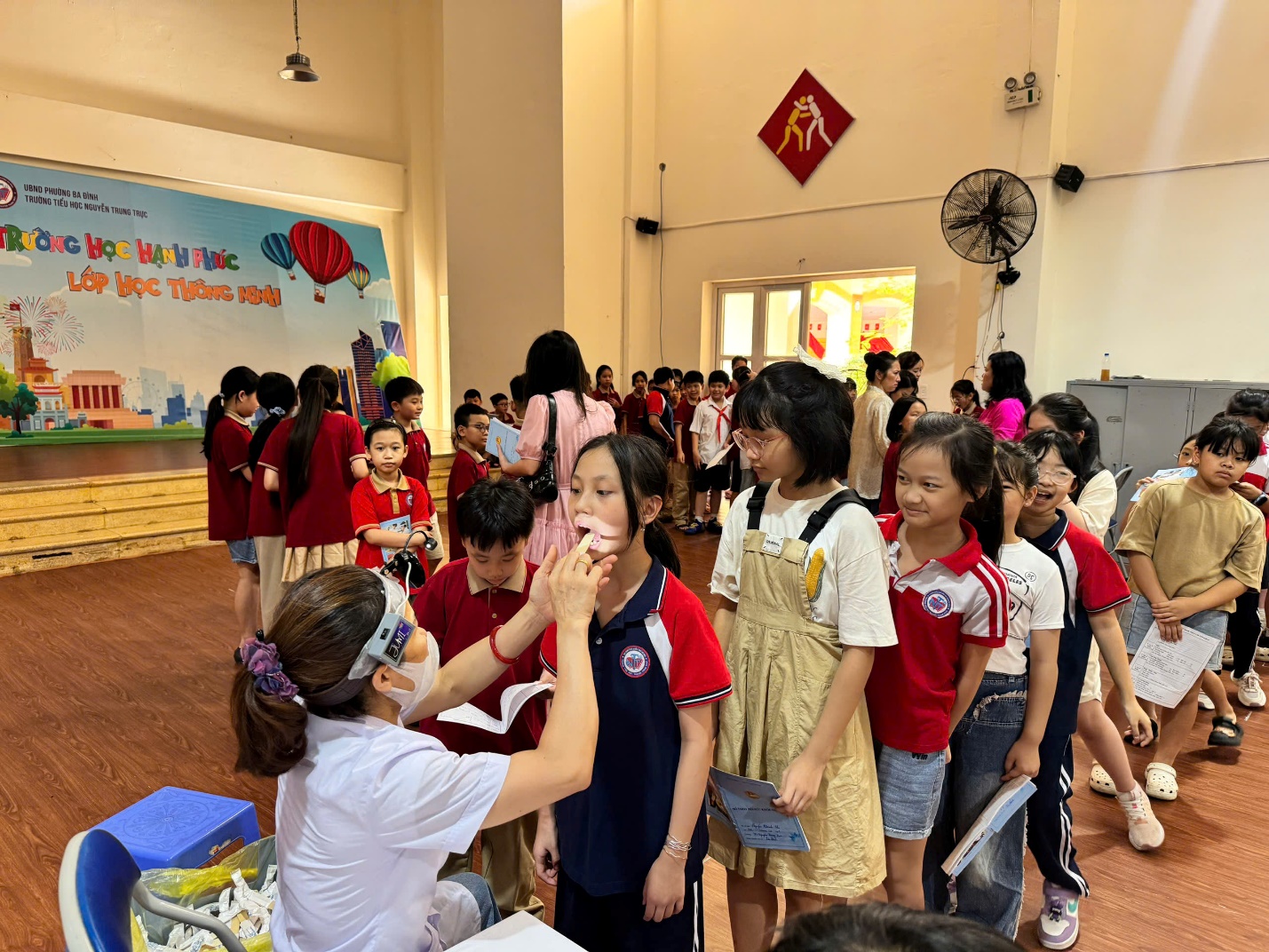 A group of children in a room

AI-generated content may be incorrect.