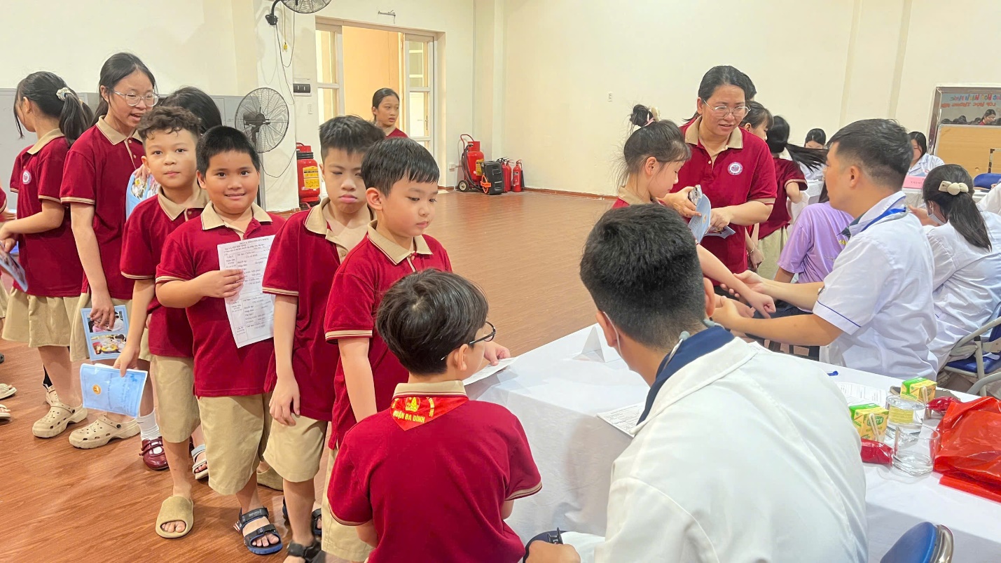 A group of children in a room

AI-generated content may be incorrect.