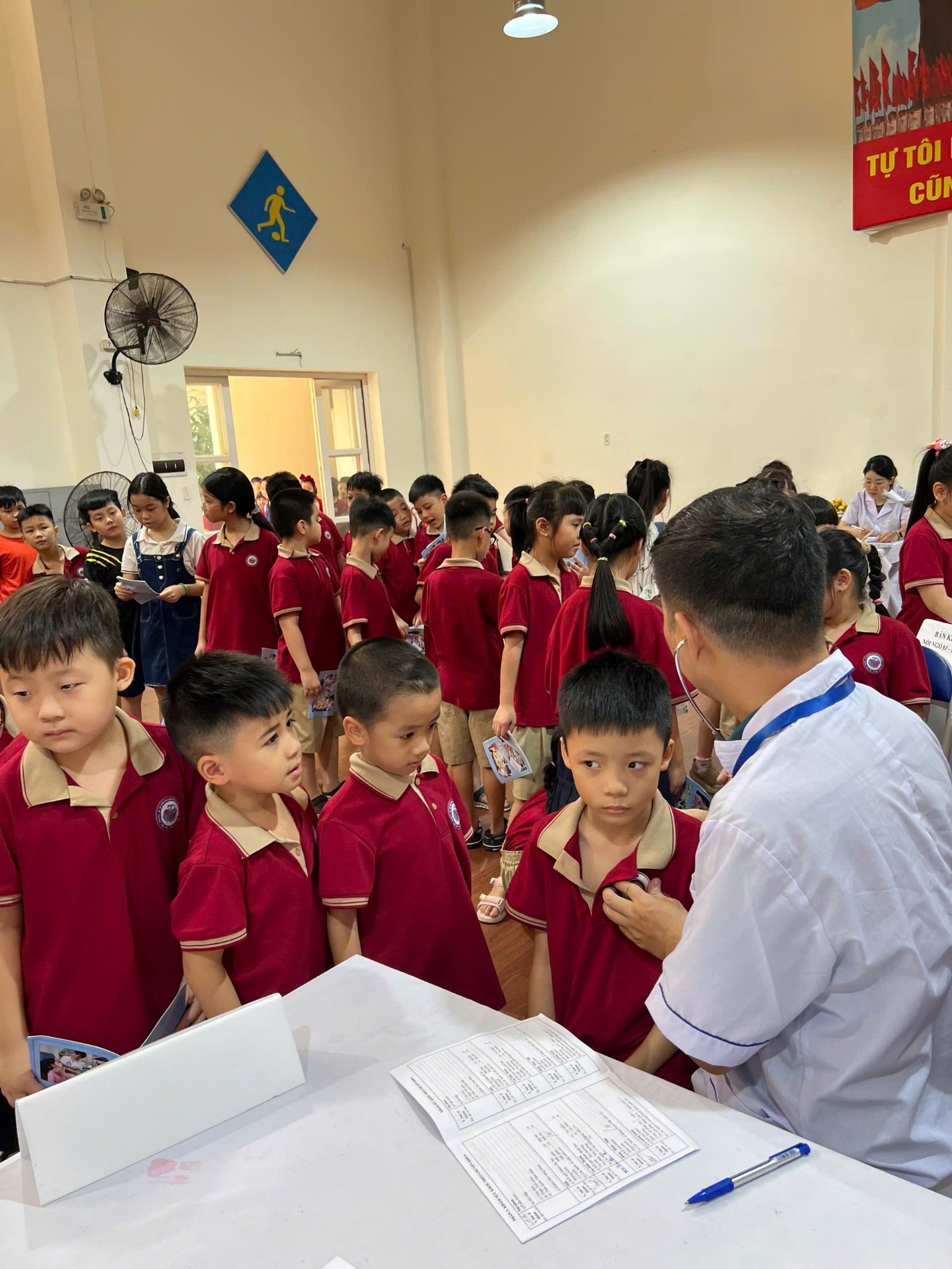 A group of children in a room

AI-generated content may be incorrect.