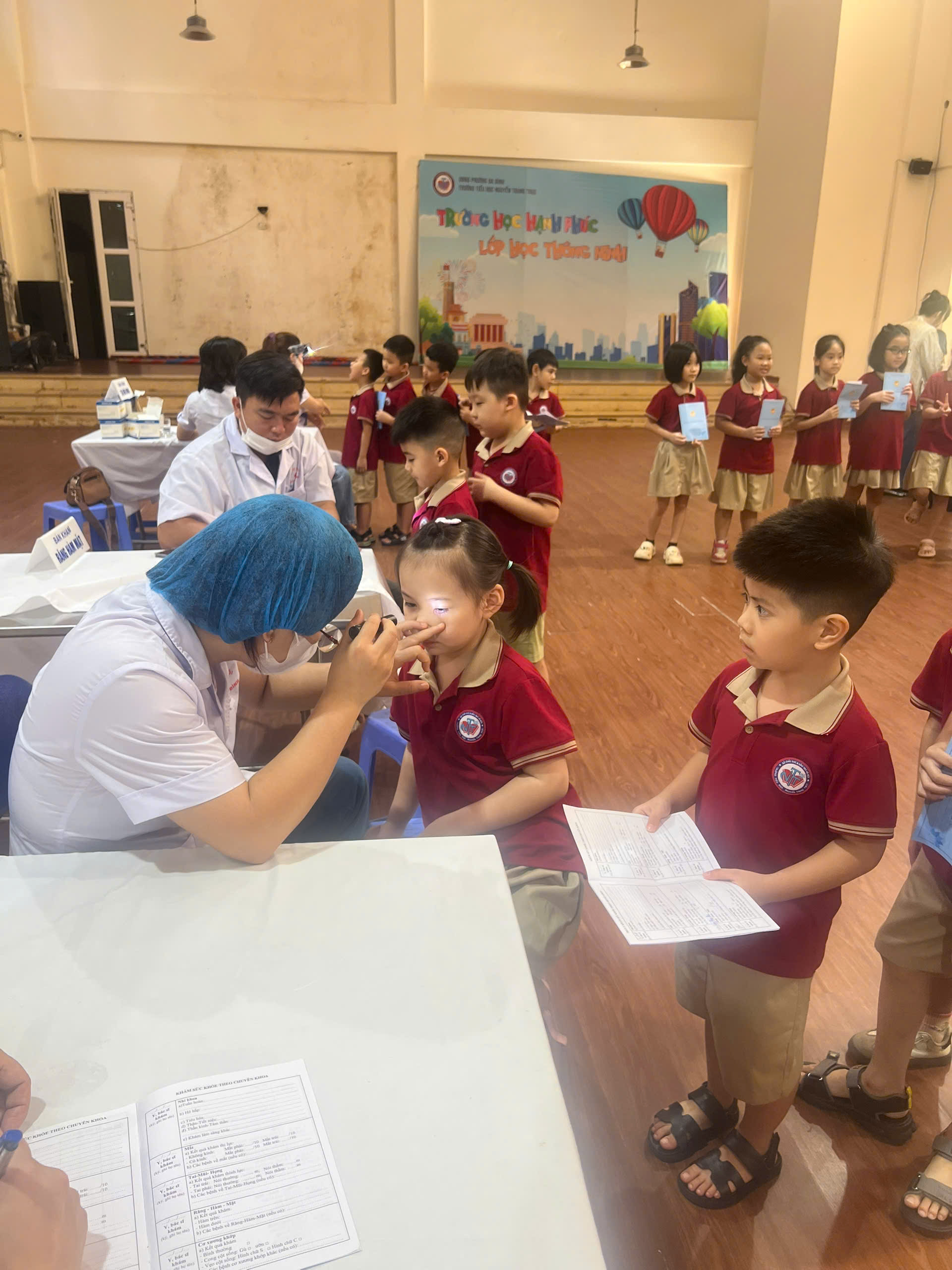 A group of children in a room

AI-generated content may be incorrect.