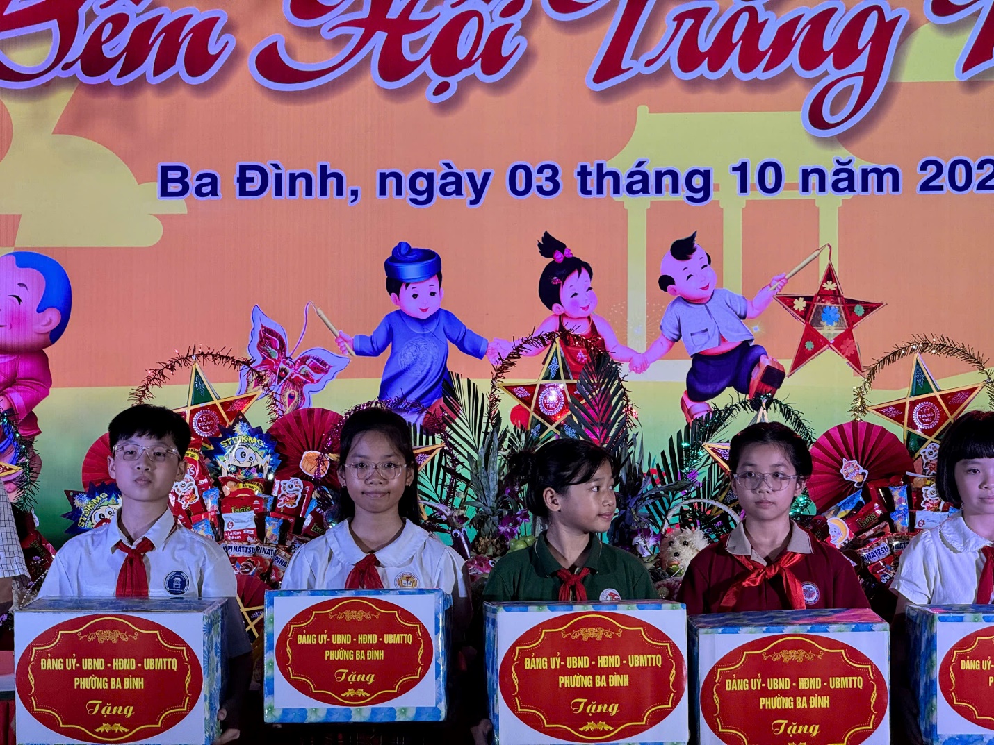 A group of children holding signs
AI-generated content may be incorrect.