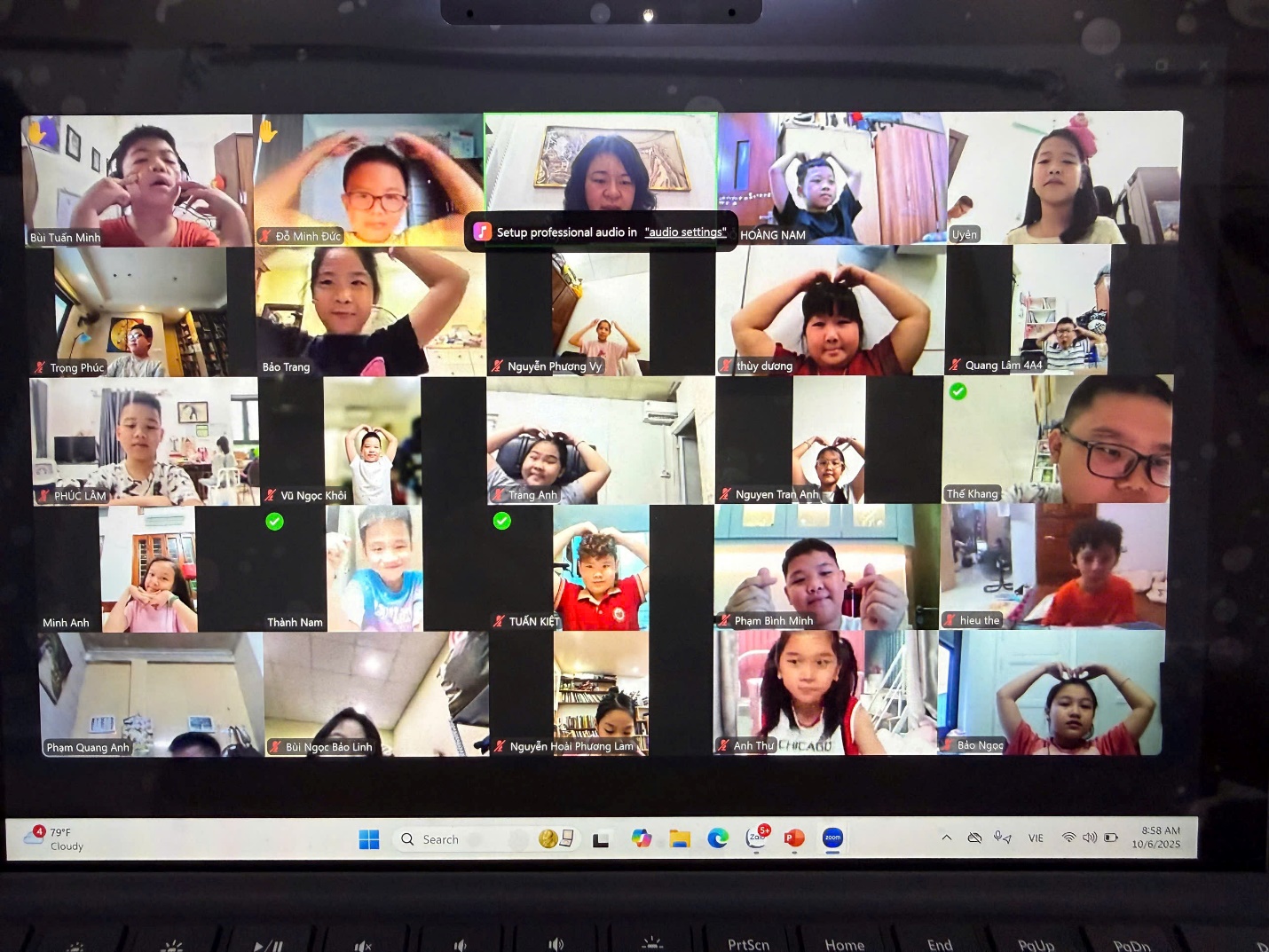 A computer screen with many images of people
AI-generated content may be incorrect.