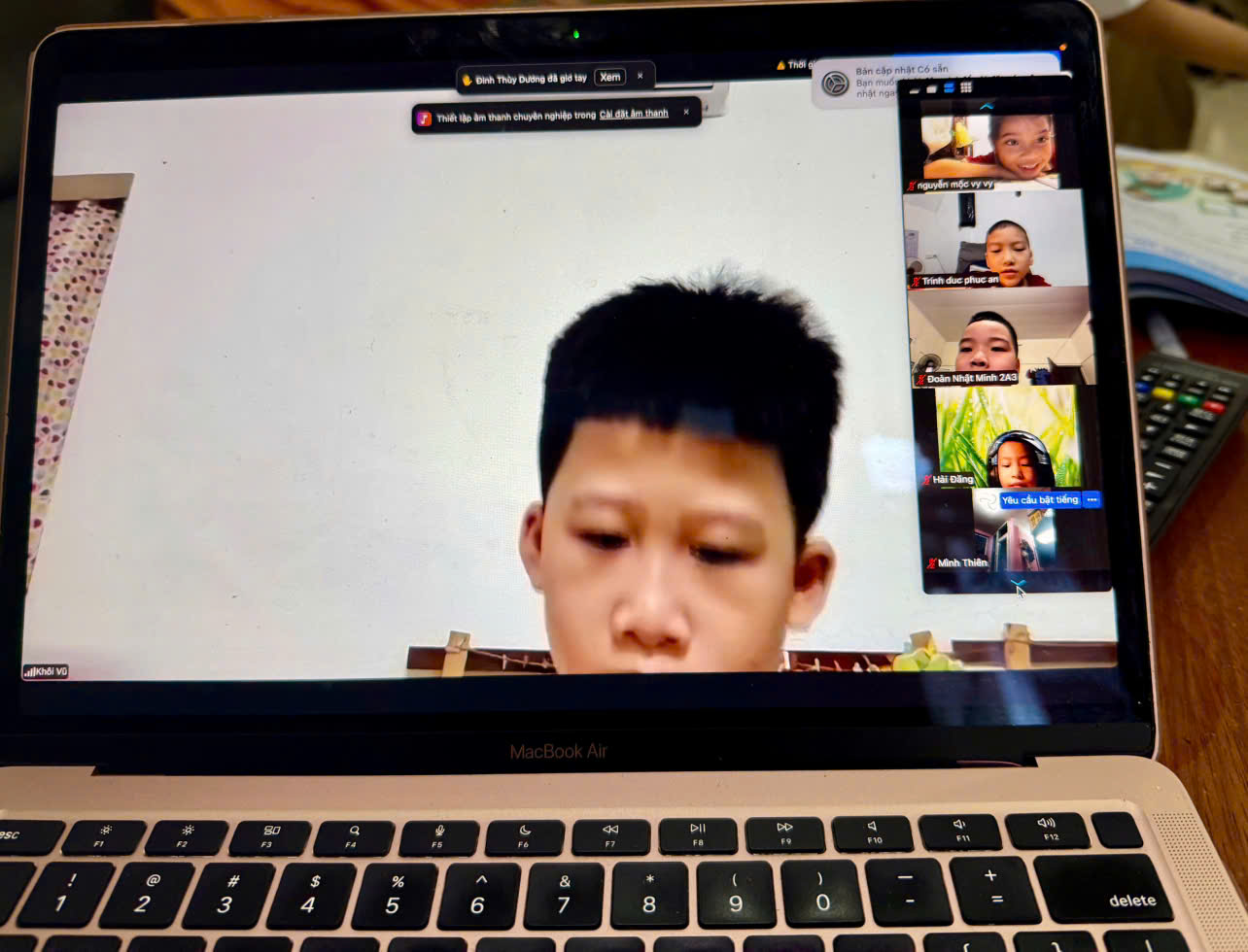 A computer with a group of people on it
AI-generated content may be incorrect.