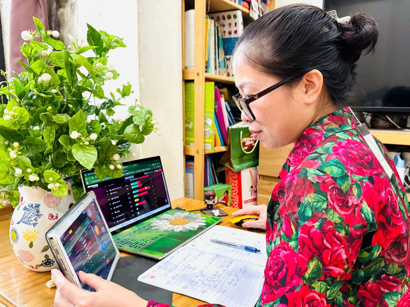 A person sitting at a desk with laptops and a plant
AI-generated content may be incorrect.