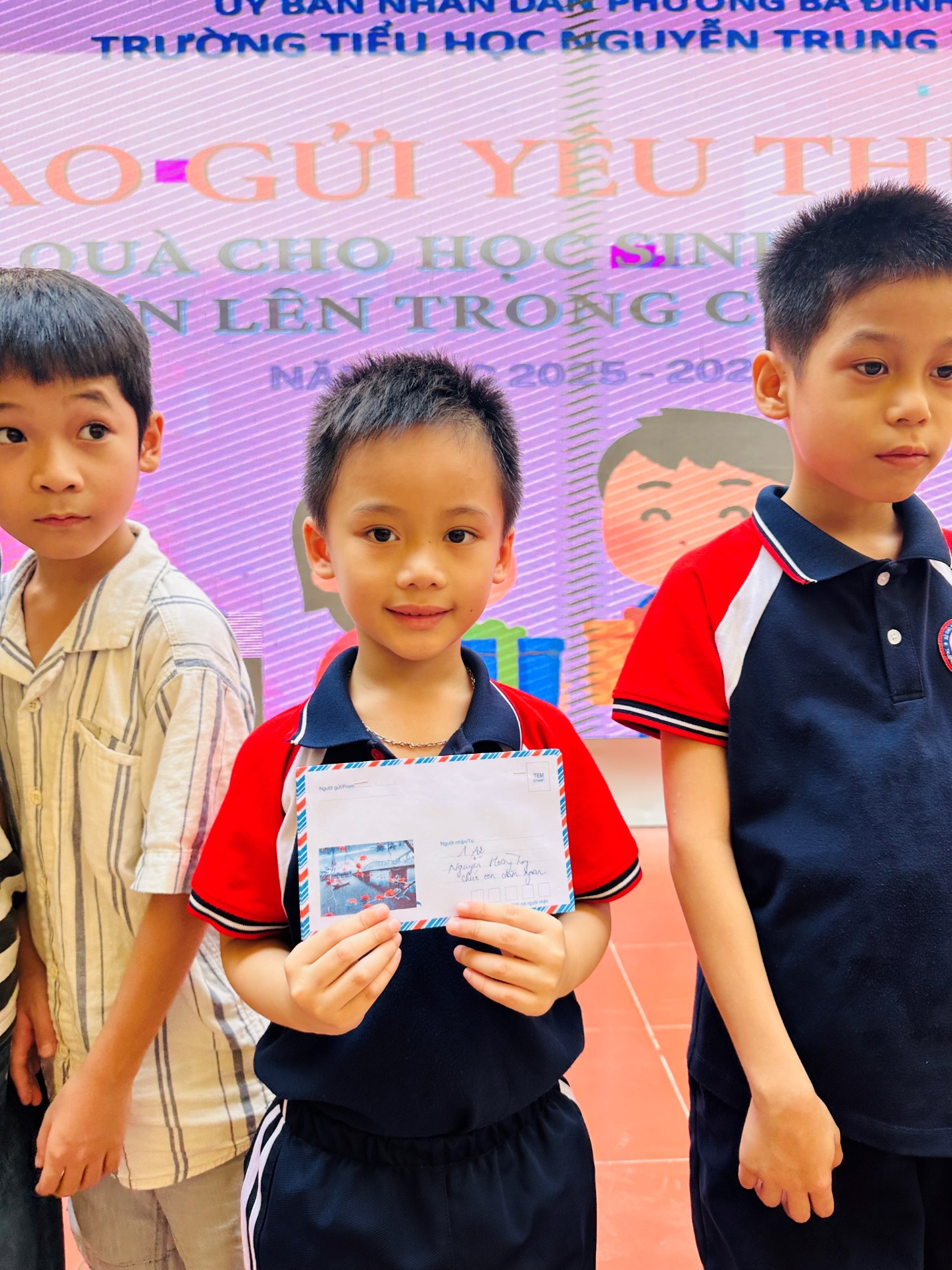 A group of boys holding a piece of paper

AI-generated content may be incorrect.