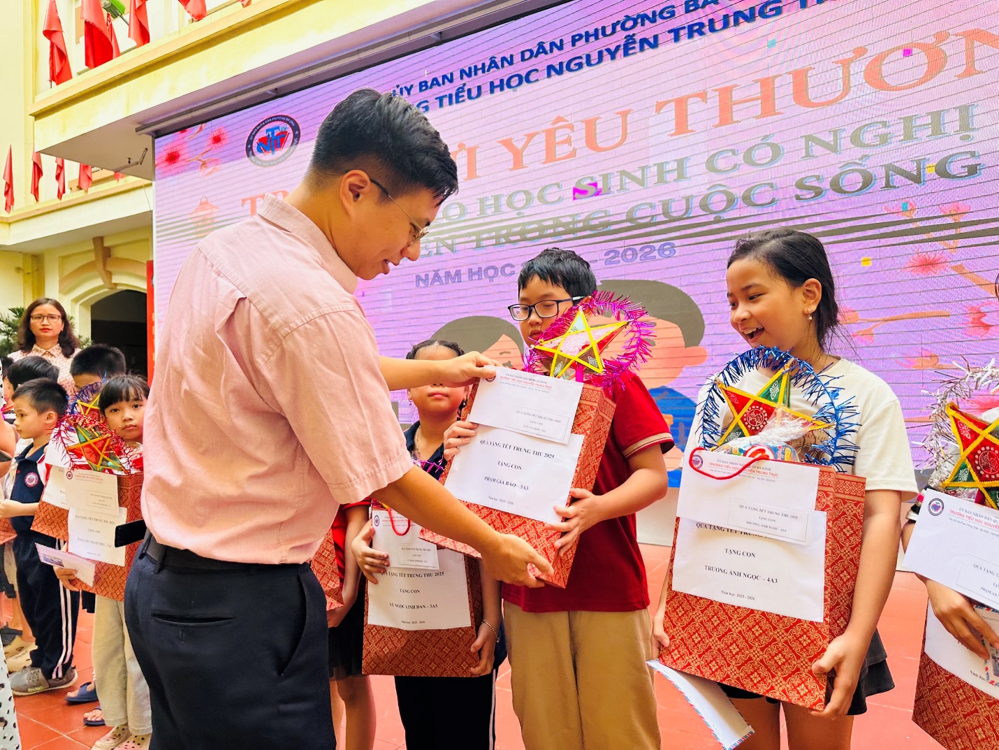 A person handing a paper to a group of kids

AI-generated content may be incorrect.