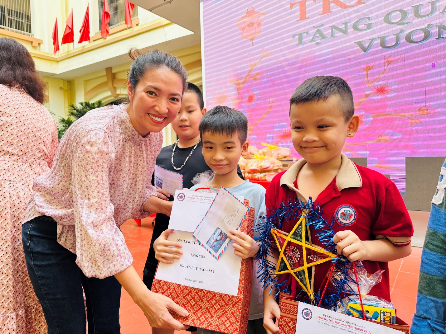 A person and children holding presents

AI-generated content may be incorrect.