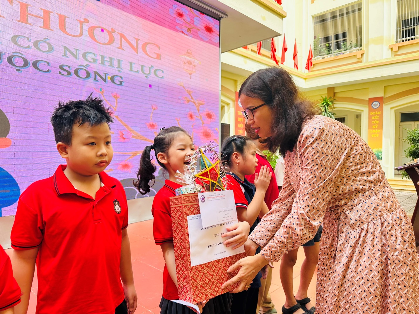 A person giving a gift to a group of children

AI-generated content may be incorrect.