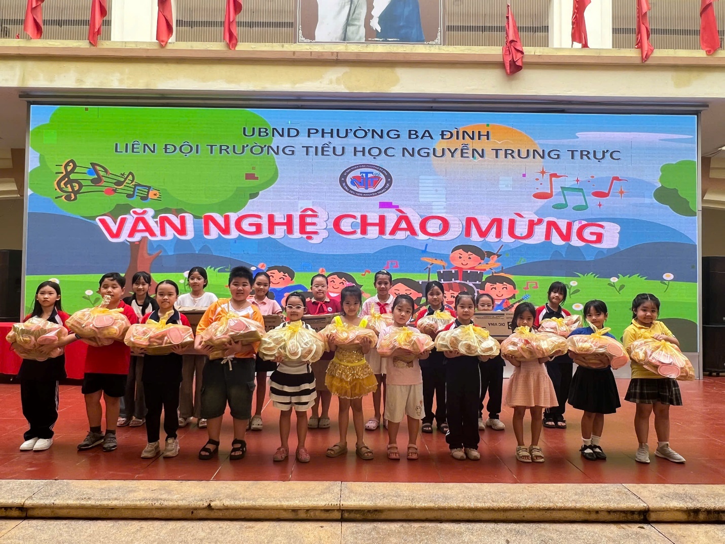 A group of children holding flowers

AI-generated content may be incorrect.