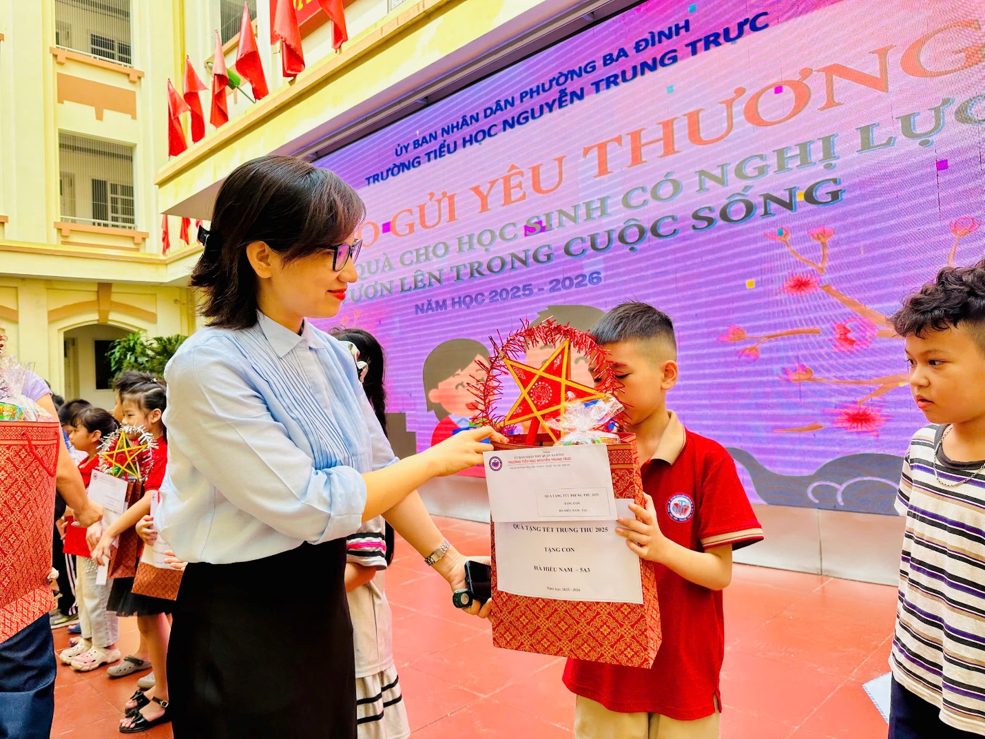 A person holding a gift and a child holding a star

AI-generated content may be incorrect.