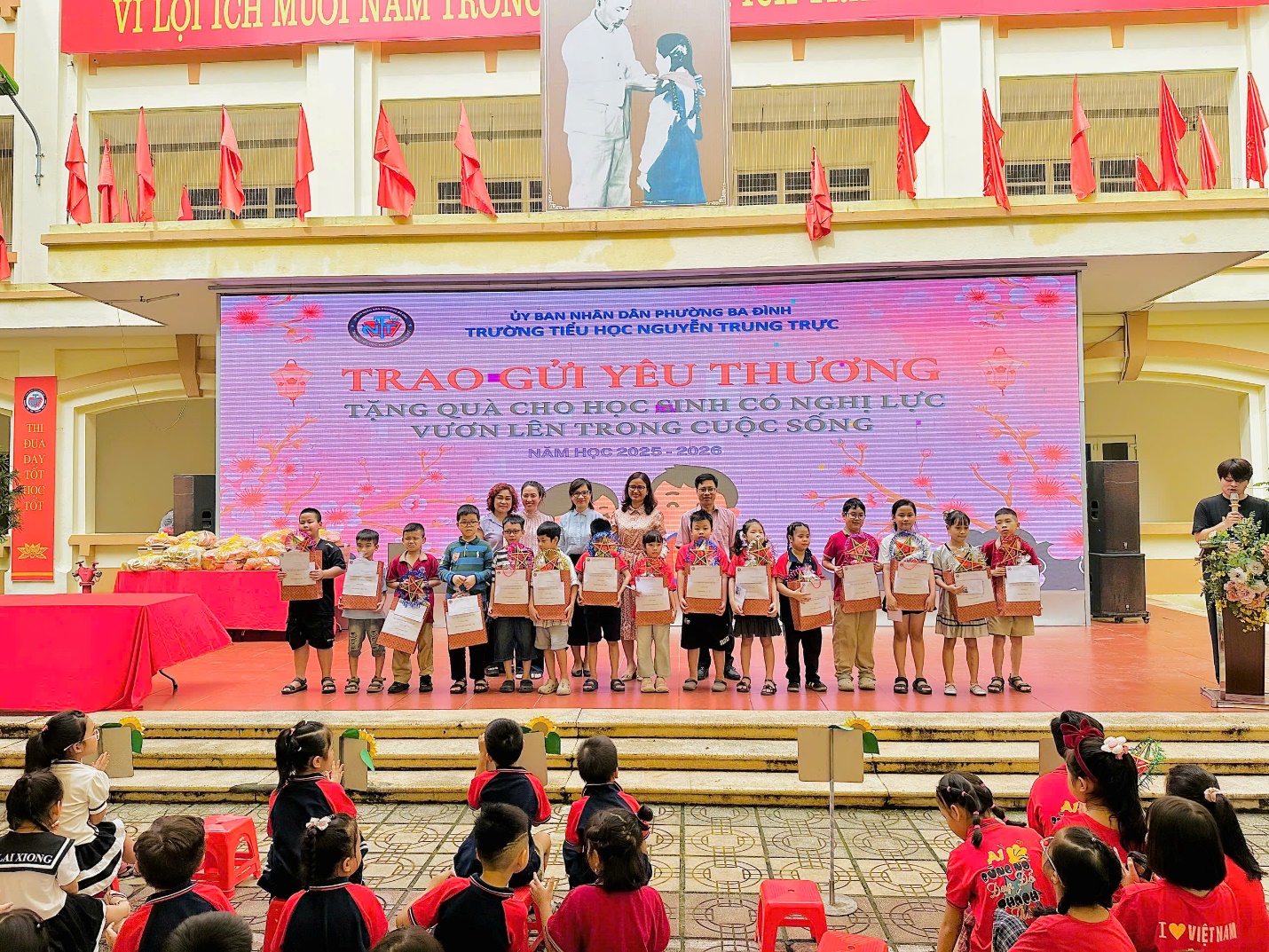 A group of children on a stage

AI-generated content may be incorrect.