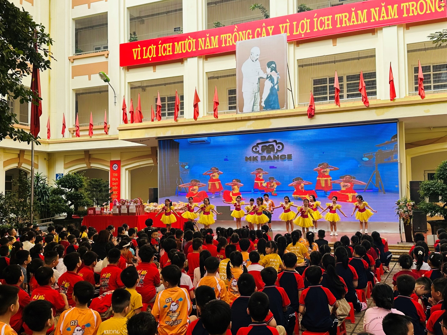 A group of people in front of a stage

AI-generated content may be incorrect.