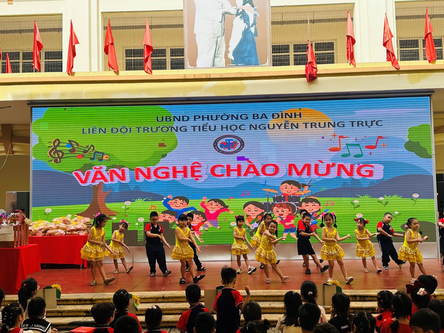 A group of children on a stage

AI-generated content may be incorrect.