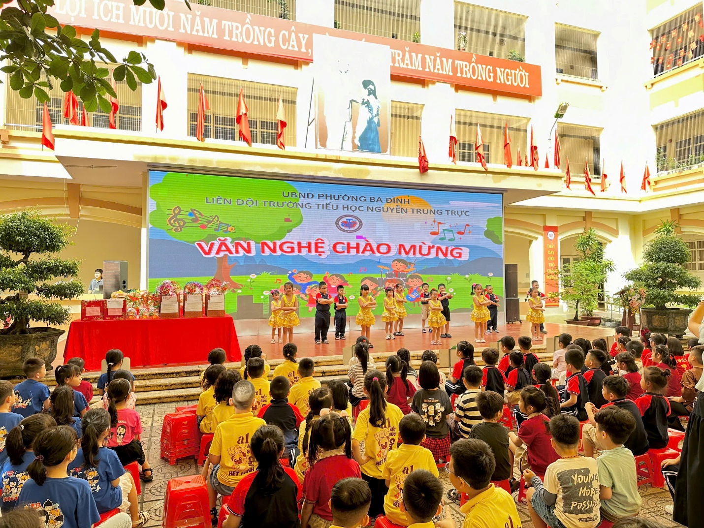 A group of children on stage

AI-generated content may be incorrect.