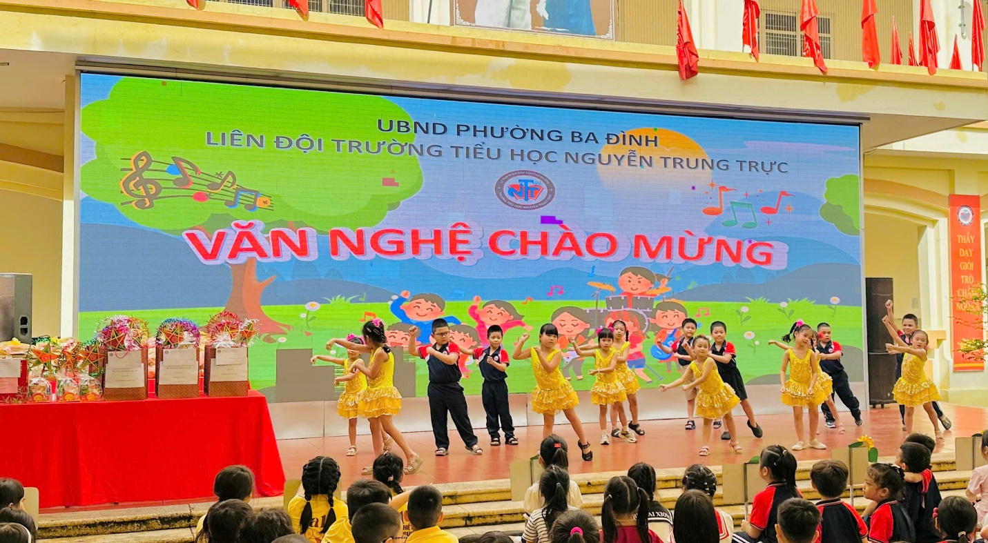 A group of children on a stage

AI-generated content may be incorrect.