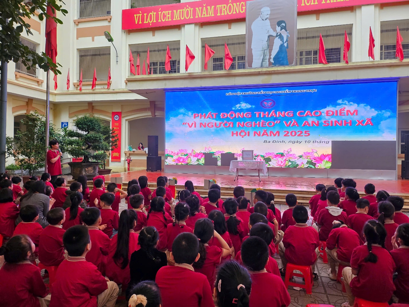 A group of children sitting on a stage

AI-generated content may be incorrect.