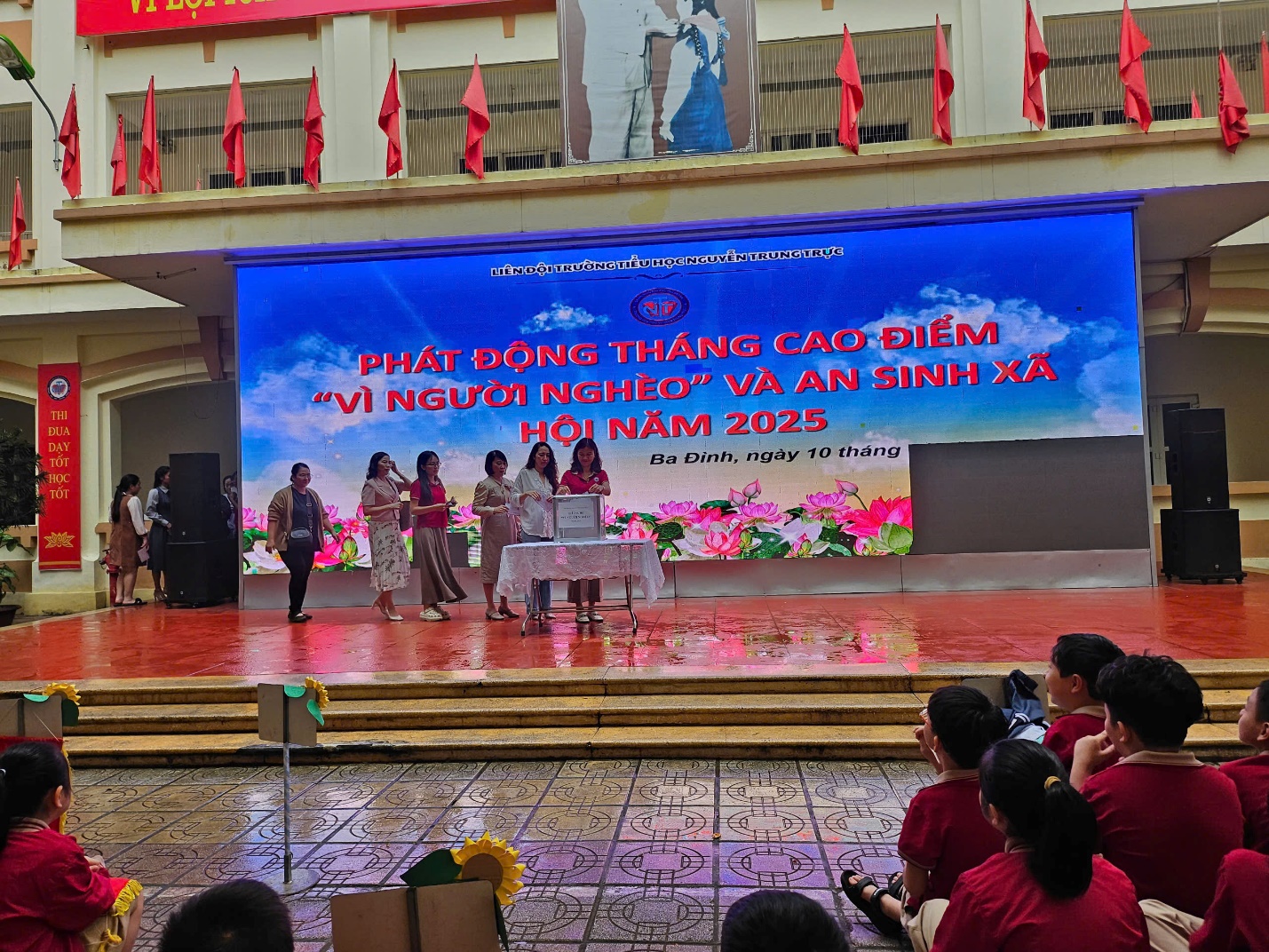 A group of people on a stage

AI-generated content may be incorrect.