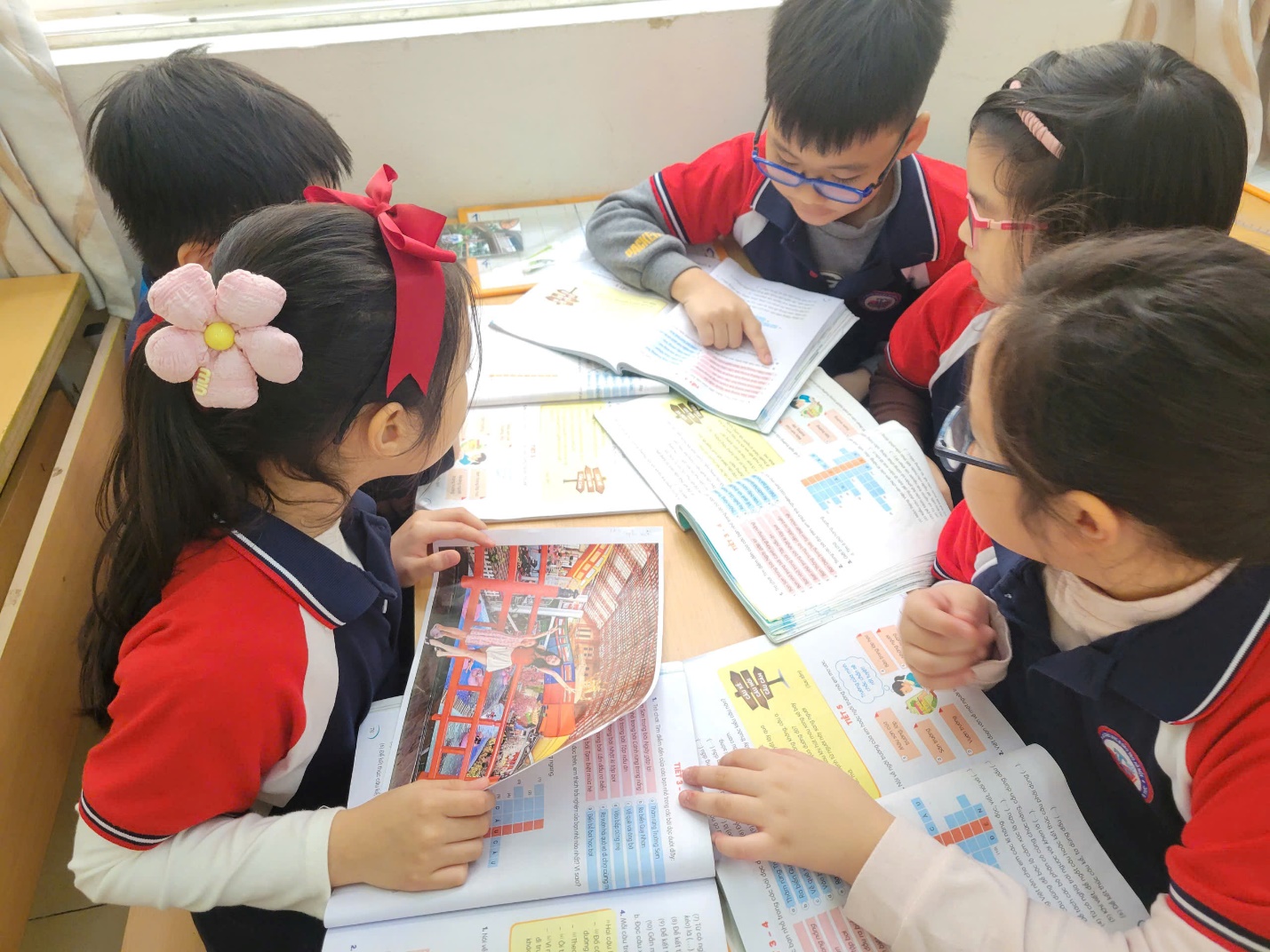 A group of children reading books

AI-generated content may be incorrect.