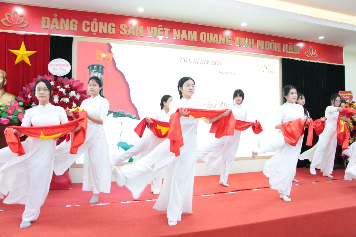 A group of women performing on a stage

AI-generated content may be incorrect.