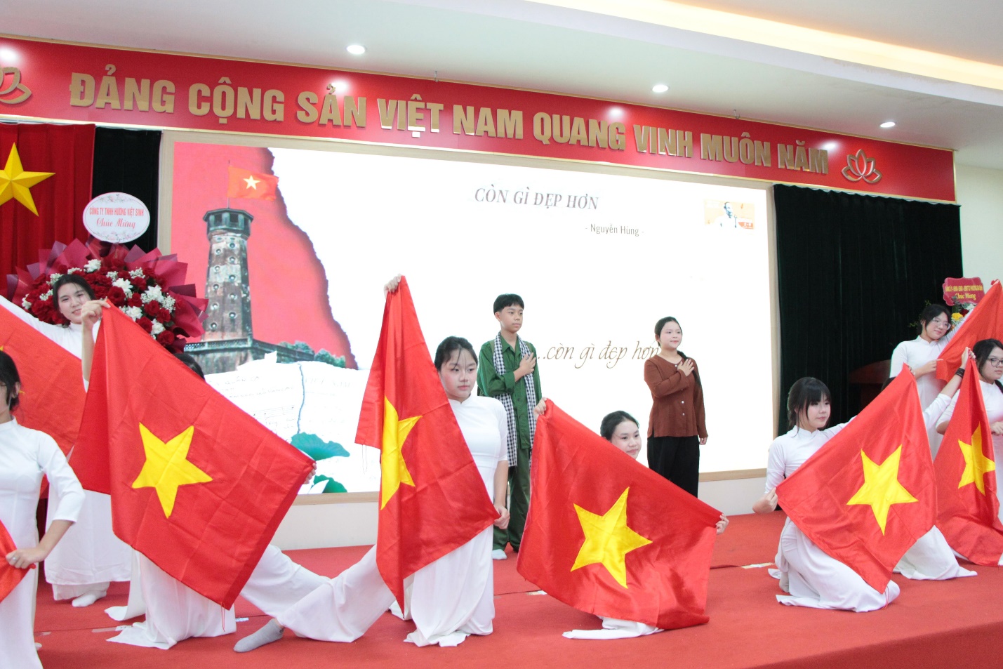 A group of people holding flags

AI-generated content may be incorrect.