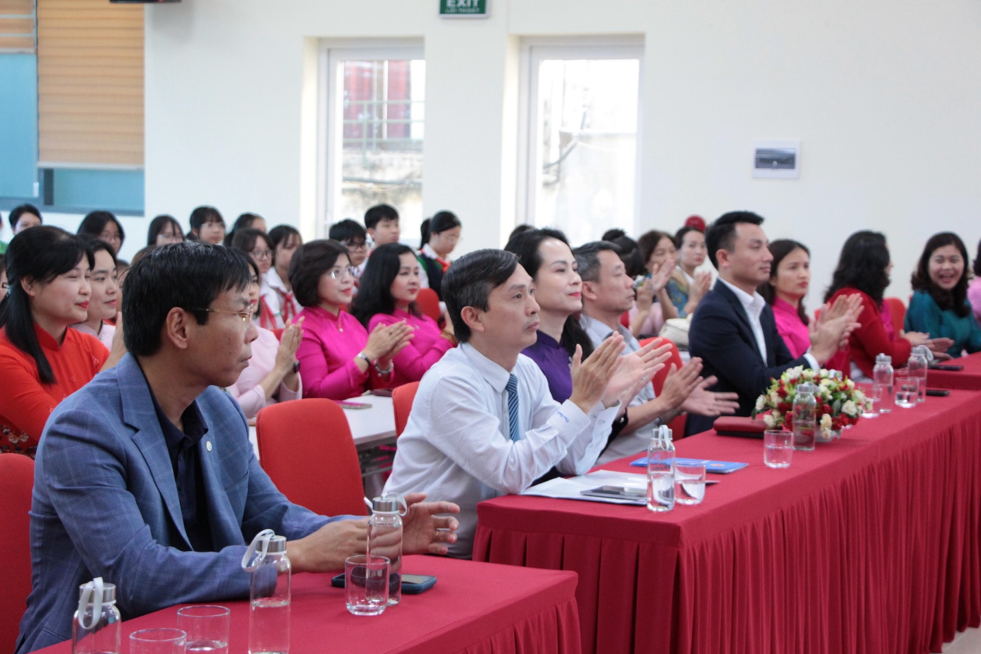 A group of people clapping at a meeting

AI-generated content may be incorrect.