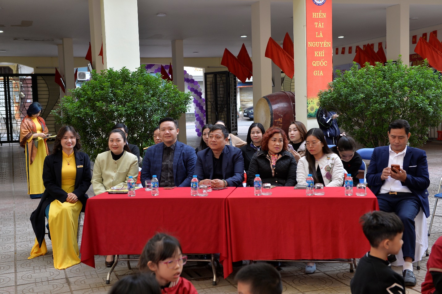 A group of people sitting at a table

AI-generated content may be incorrect.