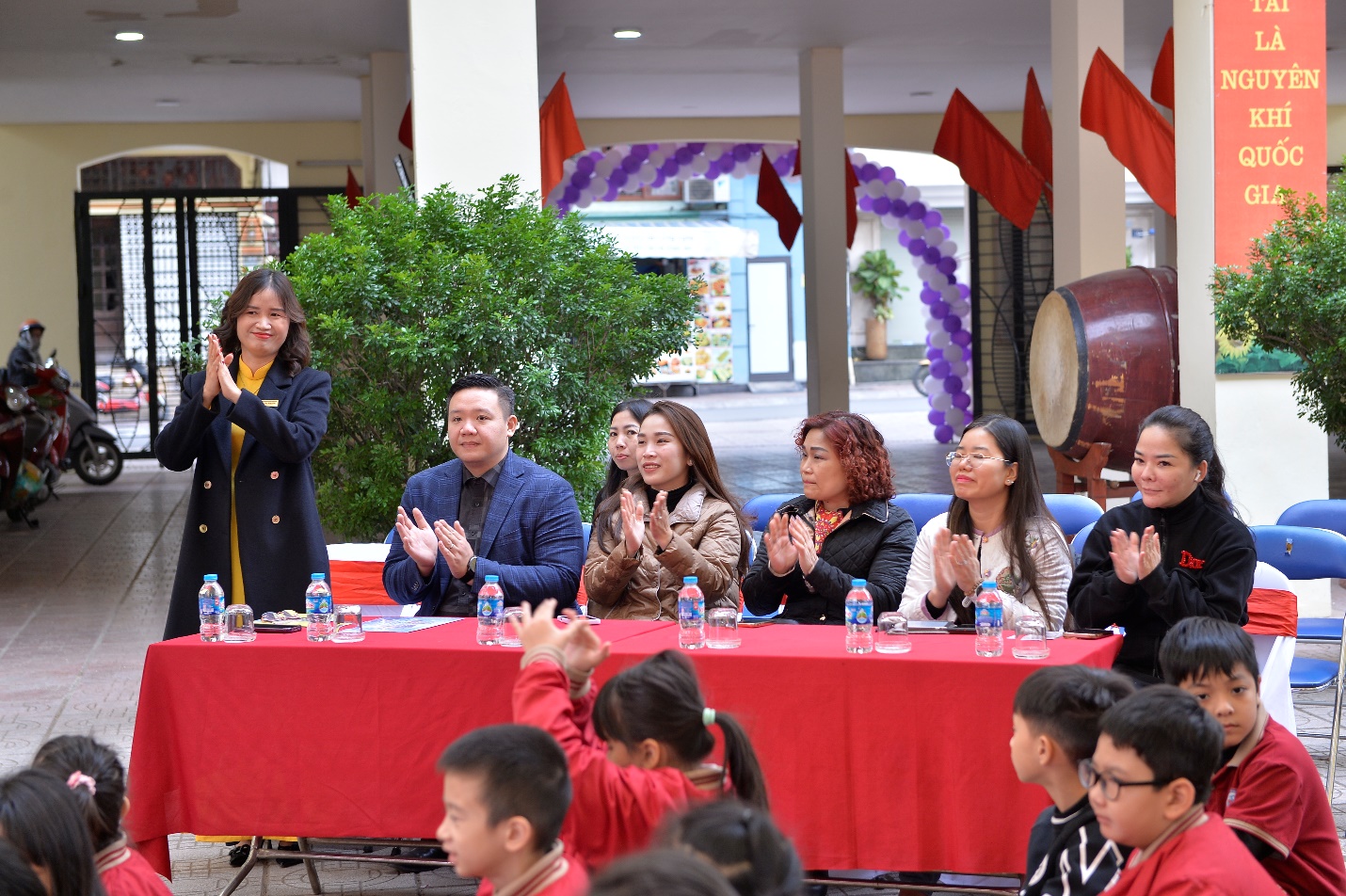 A group of people clapping at a table

AI-generated content may be incorrect.
