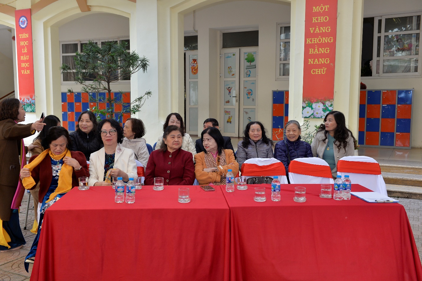 A group of people sitting at a table

AI-generated content may be incorrect.