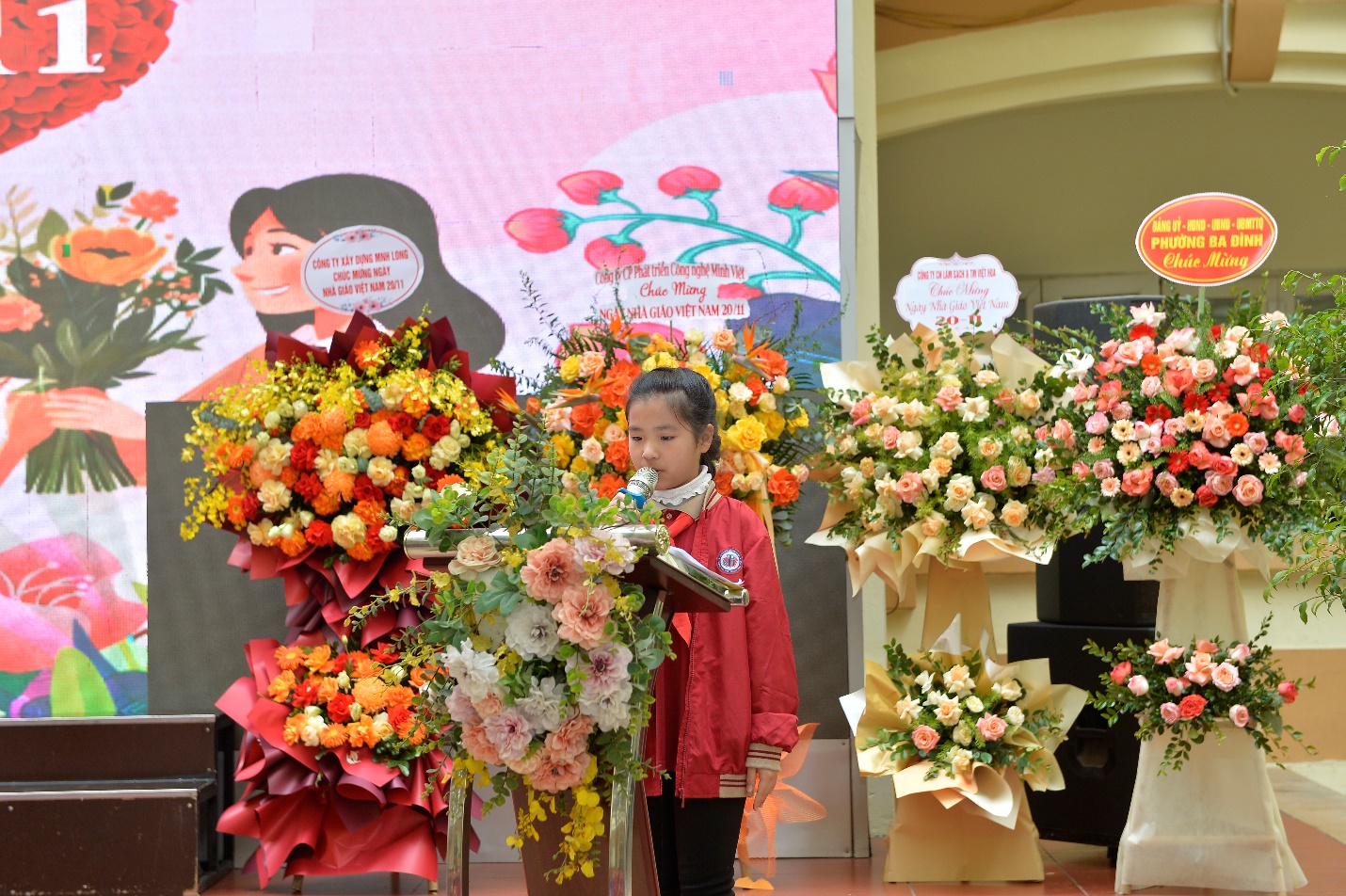 A child standing next to a bunch of flowers

AI-generated content may be incorrect.