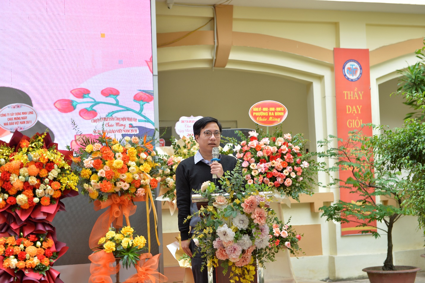A person standing in front of a bunch of flowers

AI-generated content may be incorrect.