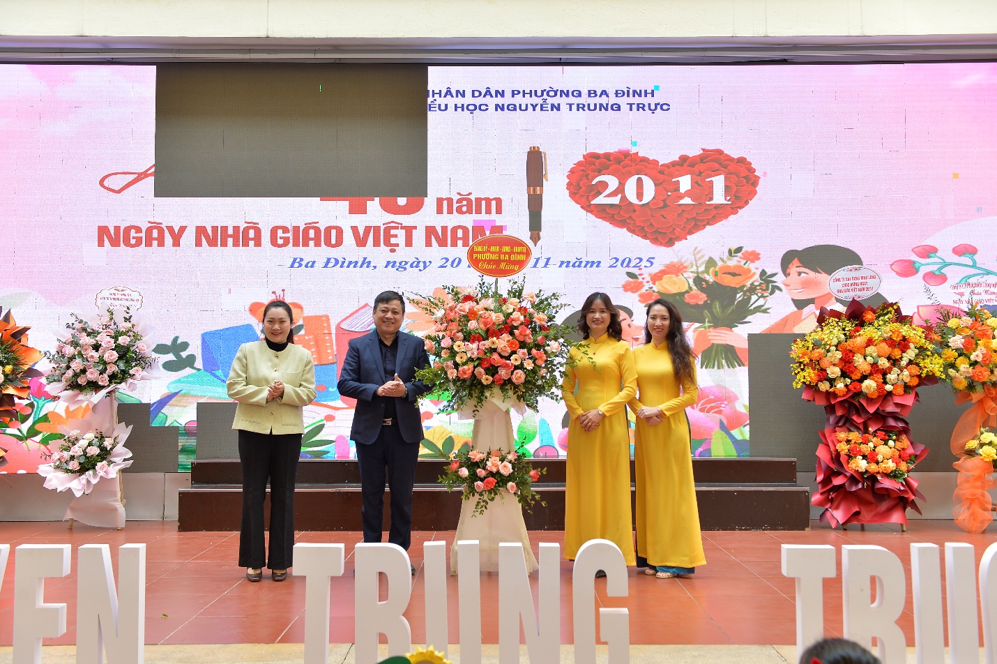 A group of people standing on a stage

AI-generated content may be incorrect.