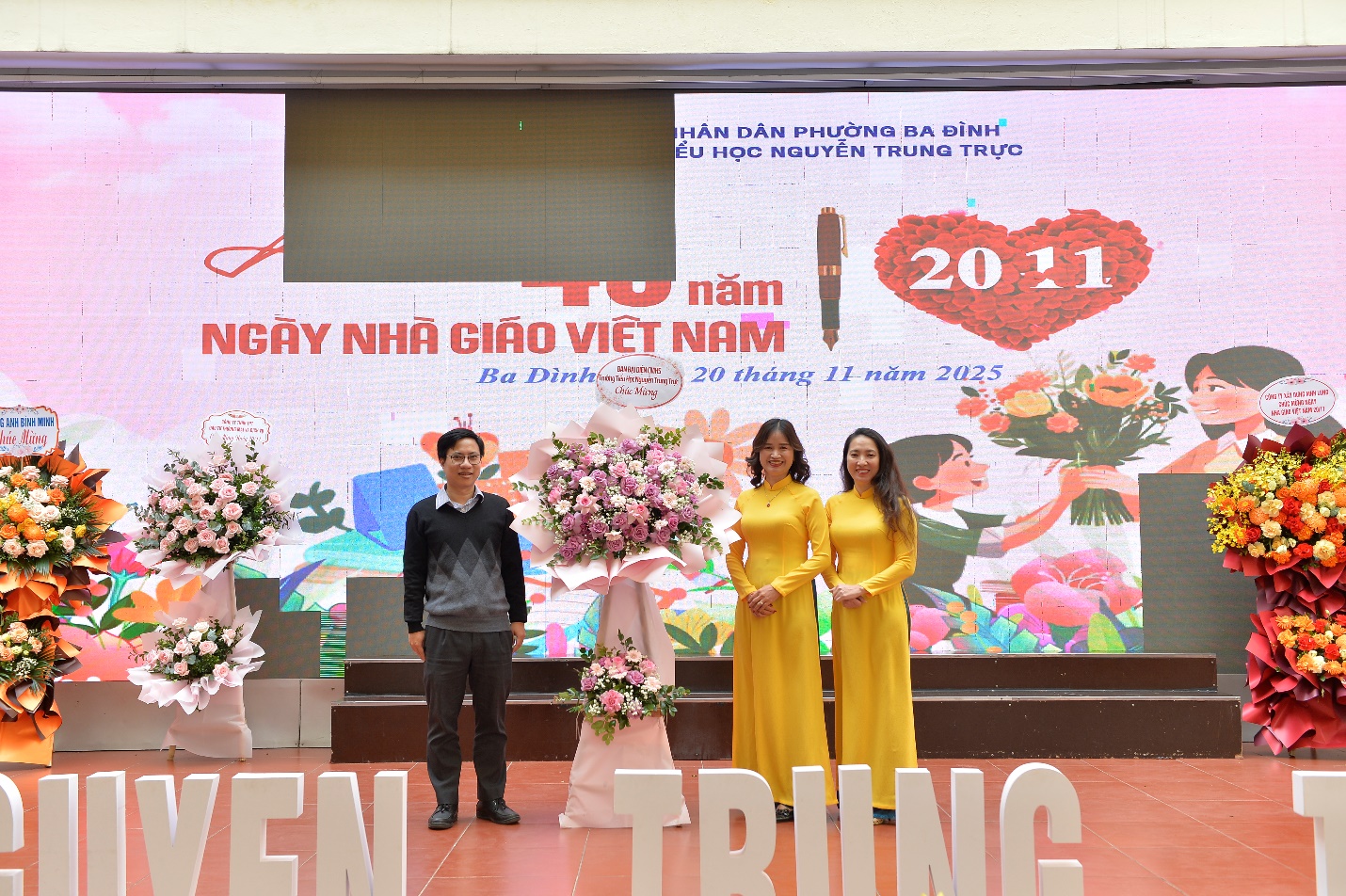 A group of people standing in front of a large screen

AI-generated content may be incorrect.