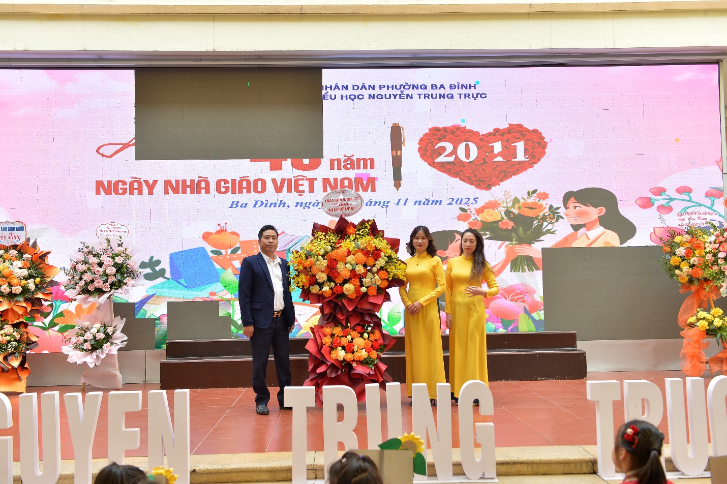 A group of people standing on a stage

AI-generated content may be incorrect.