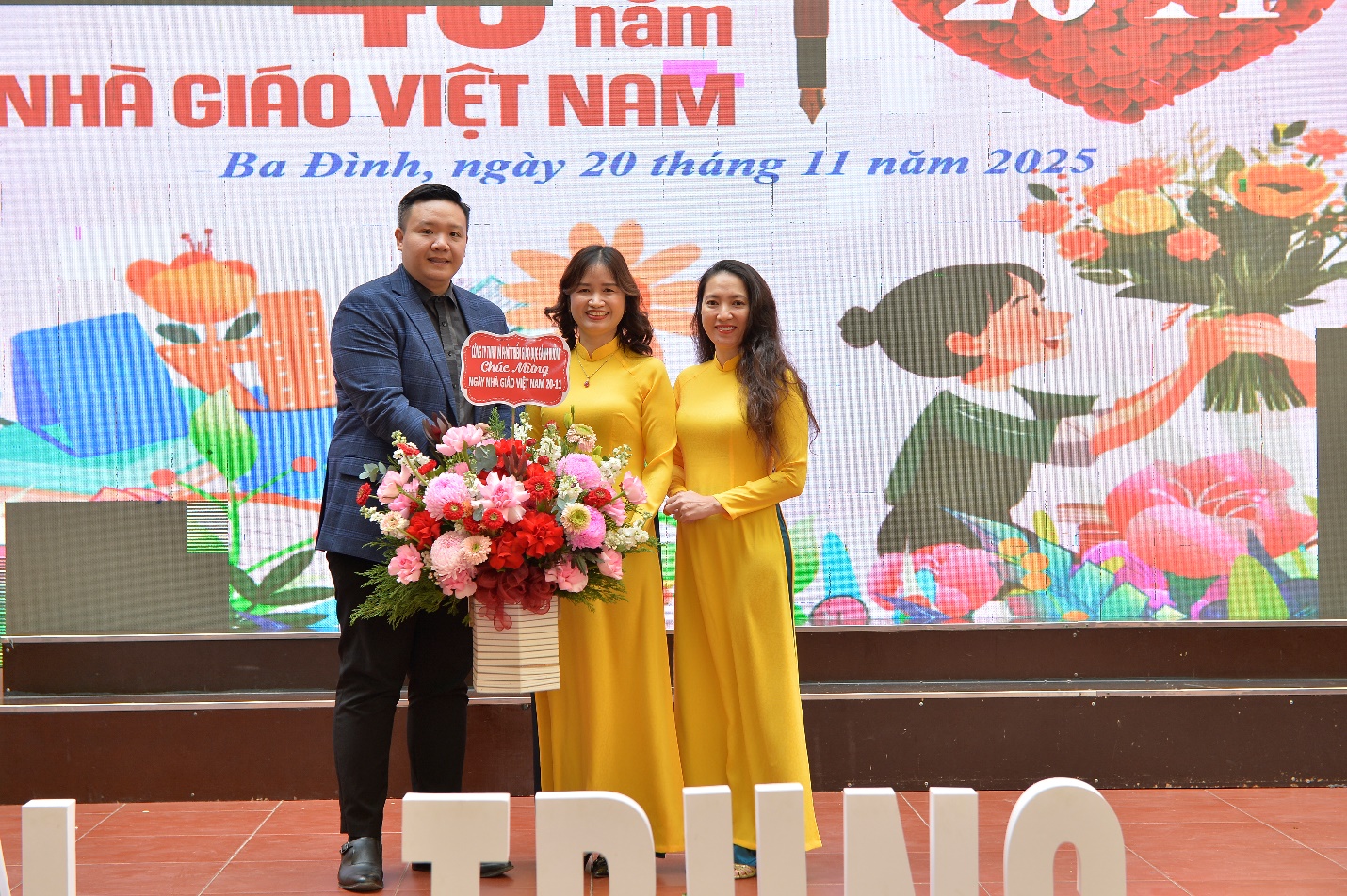 A group of people posing for a picture

AI-generated content may be incorrect.