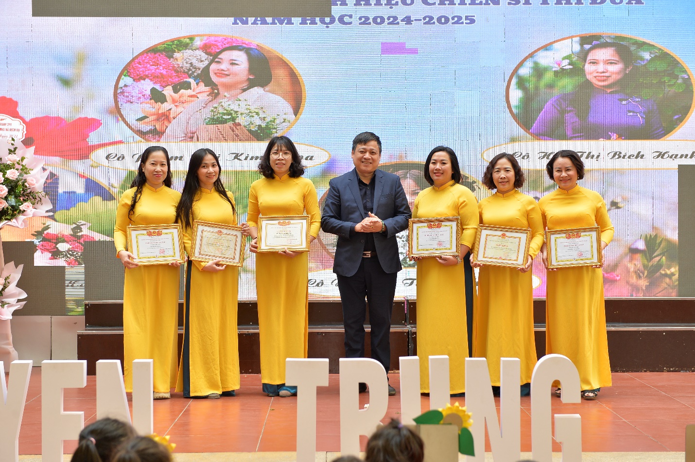 A group of people holding certificates

AI-generated content may be incorrect.