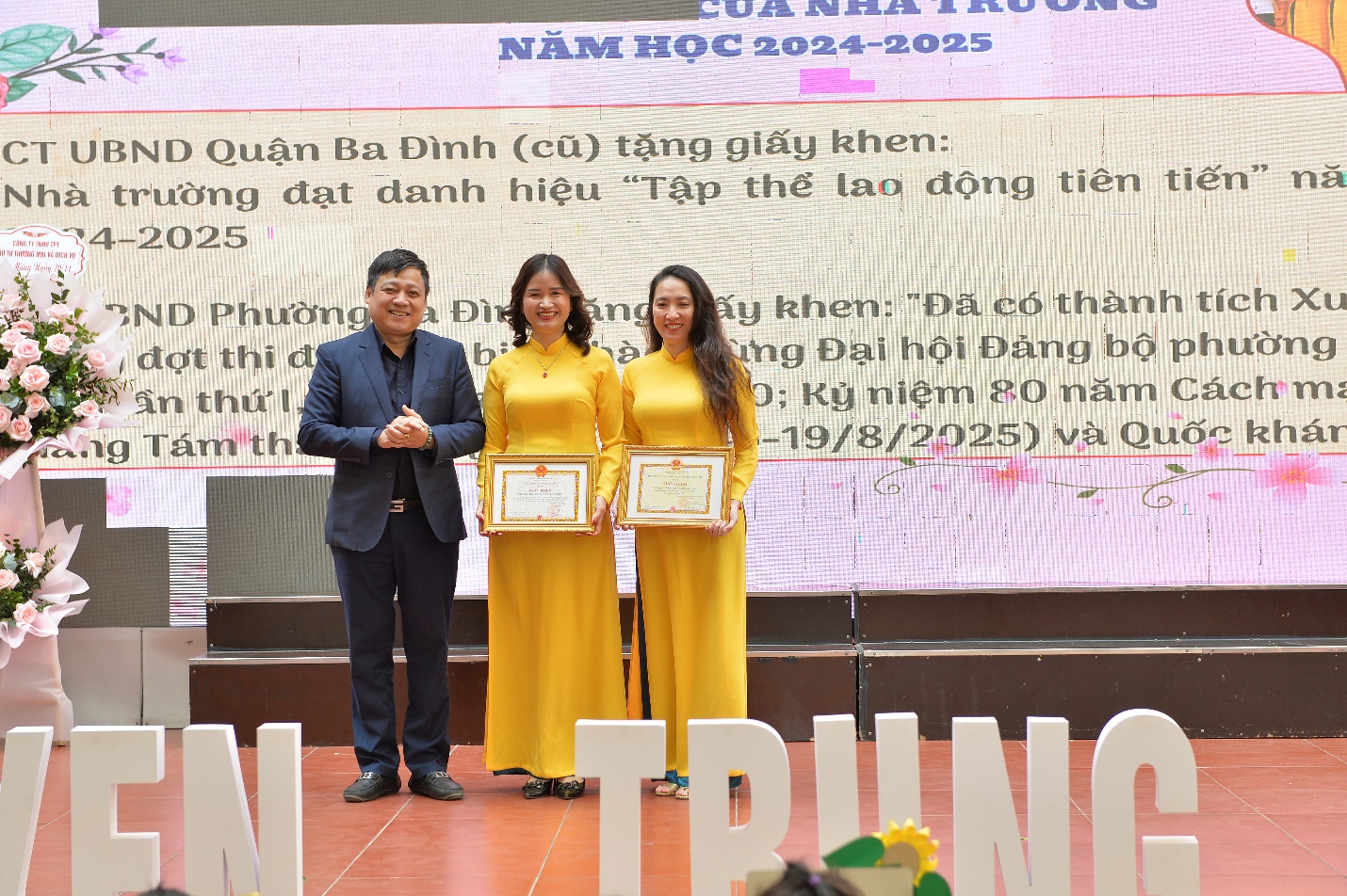 A group of people standing on a stage

AI-generated content may be incorrect.