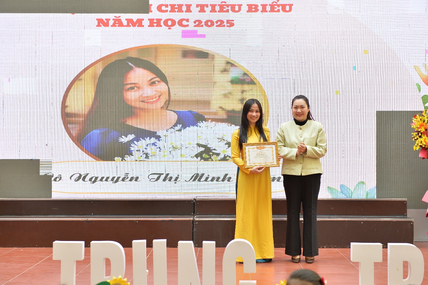 A group of women standing on a stage

AI-generated content may be incorrect.