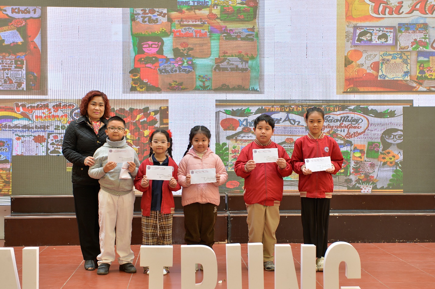 A group of children holding up paper

AI-generated content may be incorrect.