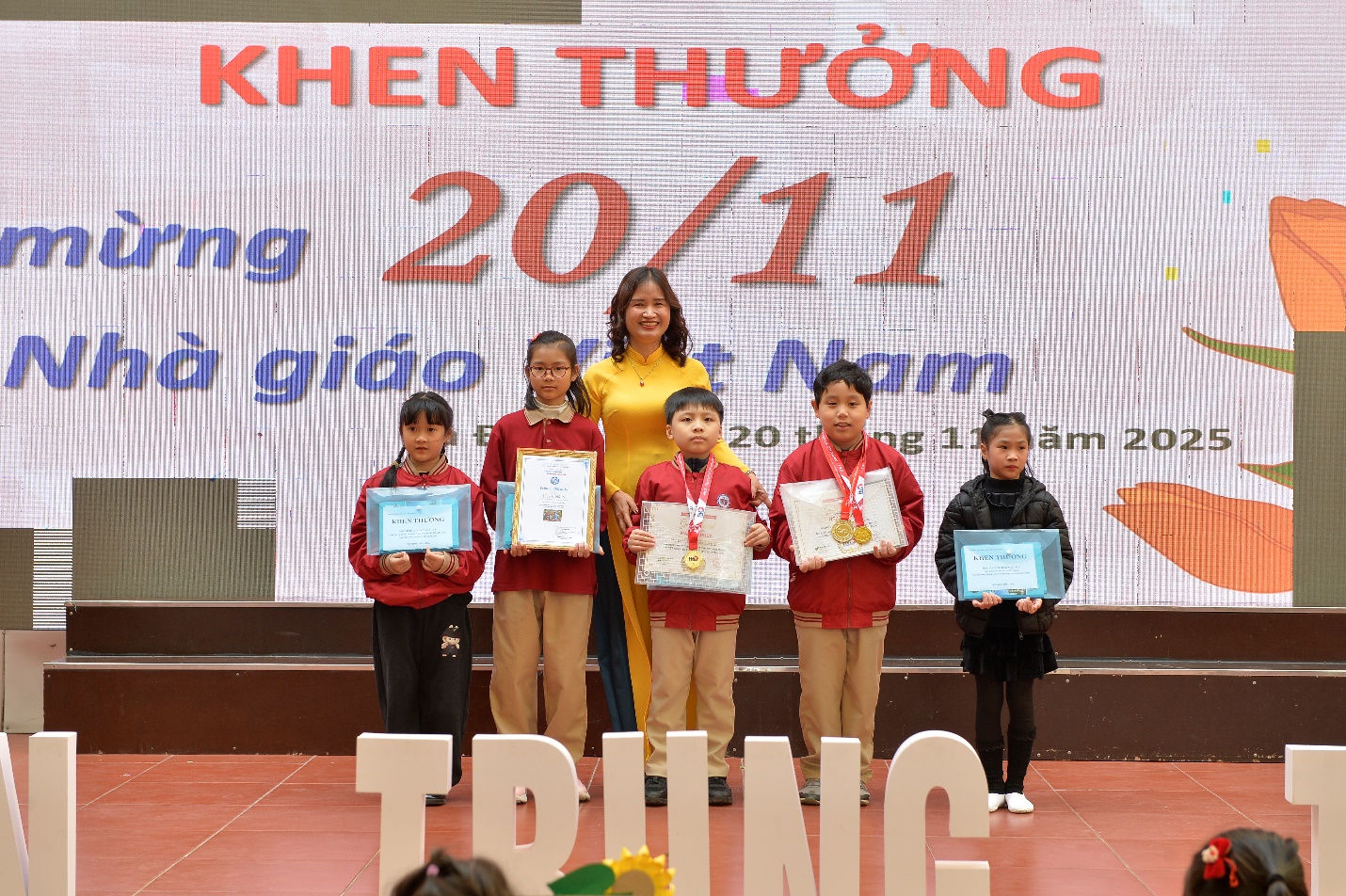 A group of children holding certificates

AI-generated content may be incorrect.