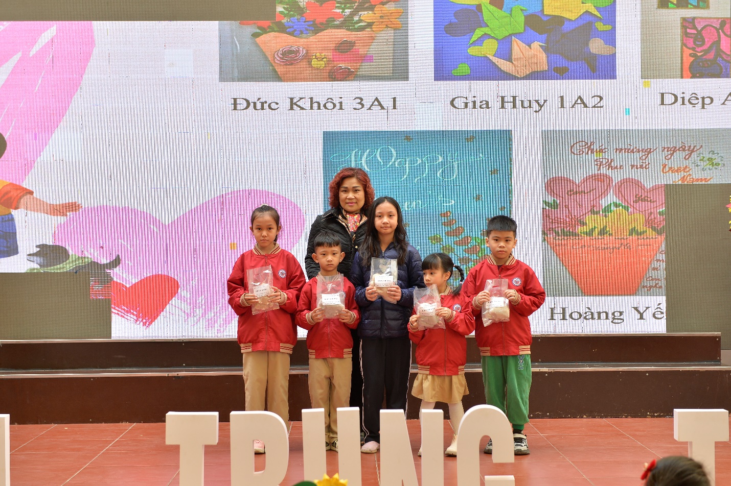 A group of children holding up their awards

AI-generated content may be incorrect.