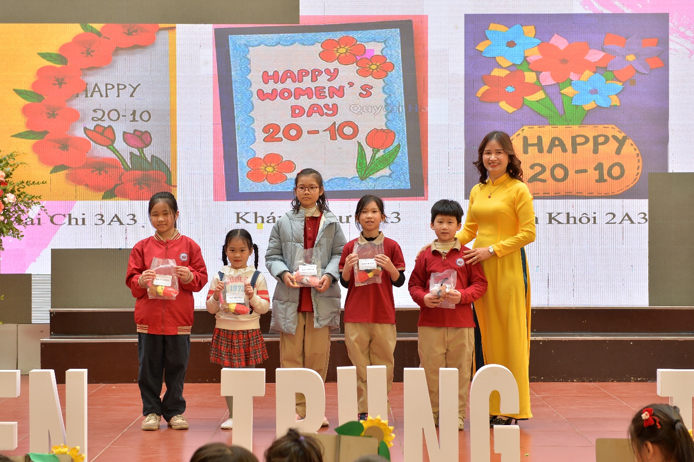 A group of children standing on a stage

AI-generated content may be incorrect.